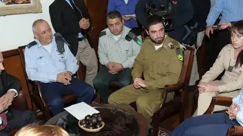 ראש הממשלה, בנימין נתניהו, נפגש עם חיילים מקורס נתיב העומדים לפני גיור, משרד רה"מ, דצמבר 2010 ראש הממשלה, בנימין נתניהו, נפגש עם חיילים מקורס נתיב העומדים לפני גיור, משרד רה"מ, דצמבר 2010