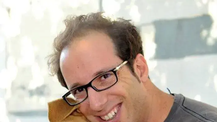 ארז שלם בכלביה הכלבים של אורה