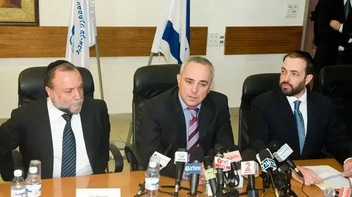 שר האוצר, יובל שטייניץ, שר השיכון, אריאל אטיאס וסגן שר האוצר, יצחק כהן במסיבת עיתונאים בנושא צינון שוק הנדל"ן