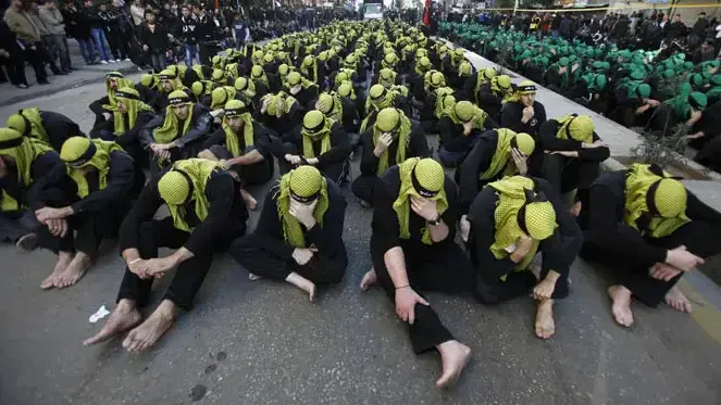 אנשי חיזבאללה מתאבלים על האימאם חוסיין בן עלי בחגיגות העאשורה בביירות, לבנון