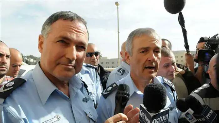 המפכ"ל הנוכחי דודי כהן יחד עם המפכ"ל המיועד דקות לאחר ההכרזה על מינויו, דצמבר 2010 המפכ"ל הנוכחי דודי כהן יחד עם המפכ"ל המיועד דקות לאחר ההכרזה על מינויו, דצמבר 2010