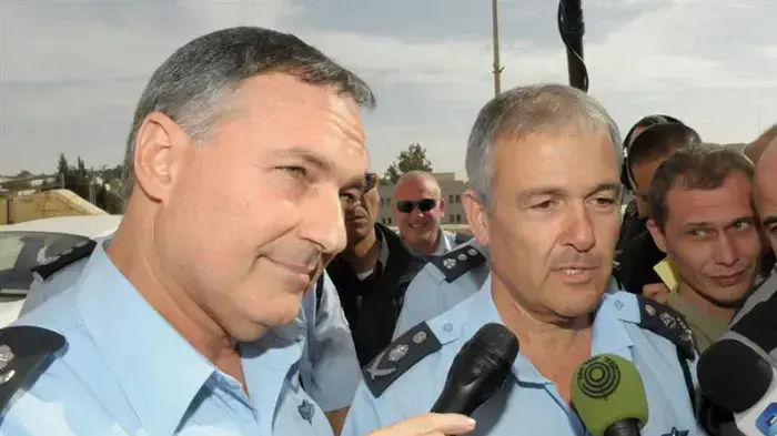 המפכ"ל הנוכחי דודי כהן יחד עם המפכ"ל המיועד יוחנן דנינו דקות לאחר ההכרזה על מינויו, דצמבר 2010 המפכ"ל הנוכחי דודי כהן יחד עם המפכ"ל המיועד יוחנן דנינו דקות לאחר ההכרזה על מינויו, דצמבר 2010