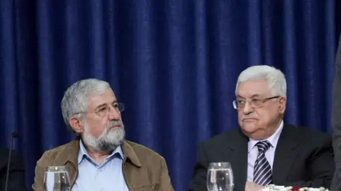 ראש הרשות הפלסטינית אבו מאזן ועמרם מצנע בכינוס של יוזמת ז'נבה, דצמבר 2010