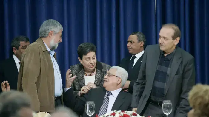 חנאן עשראווי אקדמאית פלסטינית, יאסר עבד רבו בכיר ברשות הפלסטינית, ראש הרשות הפלסטינית אבו מאזן ועמרם מצנע, בכינוס של יוזמת ז'נבה, דצמבר 2010 חנאן עשראווי אקדמאית פלסטינית, יאסר עבד רבו בכיר ברשות הפלסטינית, ראש הרשות הפלסטינית אבו מאזן ועמרם מצנע, בכינוס של יוזמת ז'נבה, דצמבר 2010