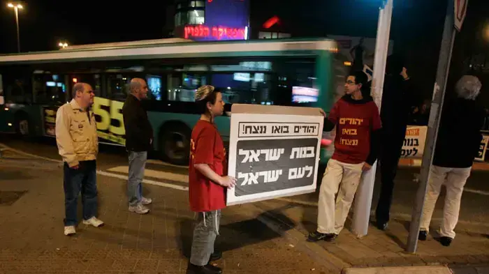 הפגנה בבת ים בתמיכה למכתב הרבנים נגד השכרת ומכירת דירות לערבית, דצמבר 2010