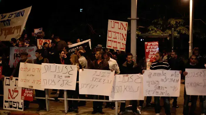הפגנה של פעילי שמאל בבת ים נגד מכתב הרבנים המבקש לאסור מכירה או השכרת נכסים לערבים, דצמבר 2010