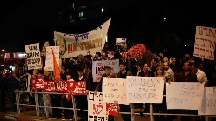 הפגנה של פעילי שמאל בבת ים נגד מכתב הרבנים המבקש לאסור מכירה או השכרת נכסים לערבים, דצמבר 2010