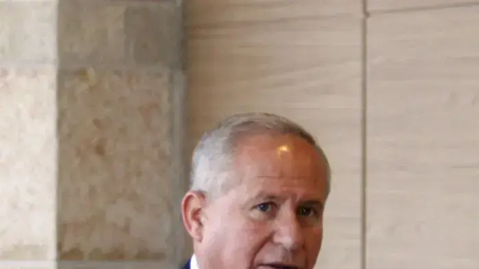 אבי דיכטר מחוץ לועדת חוץ ובטחון בה מובאת סקירת הרמטכ"ל, דצמבר 2010 אבי דיכטר מחוץ לועדת חוץ ובטחון בה מובאת סקירת הרמטכ"ל, דצמבר 2010