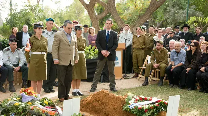 אהוד ברק בהלוויתו של האלוף לשעבר אברהם אברשה טמיר, דצמבר 2010