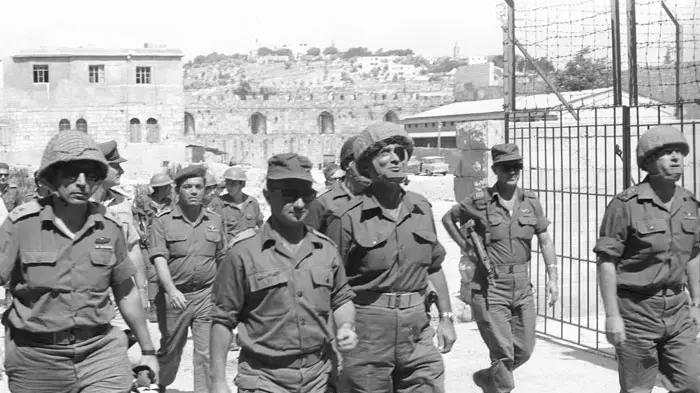 אברהם (אברשה) טמיר ז"ל במלחמת ששת הימים, שחרור הכותל. עם משה דיין ויצחק רבין.