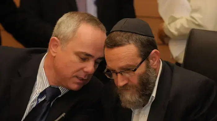 חבר הכנסת משה גפני ושר האוצר יובל שטייניץ בוועדת הכספים, דצמבר 2010