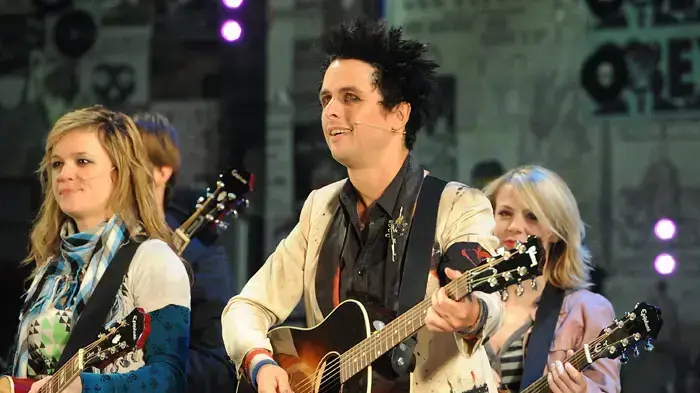 בילי ג'ו ארמסטרונג עם צוות המחזמר "American Idiot" בילי ג'ו ארמסטרונג עם צוות המחזמר "American Idiot"