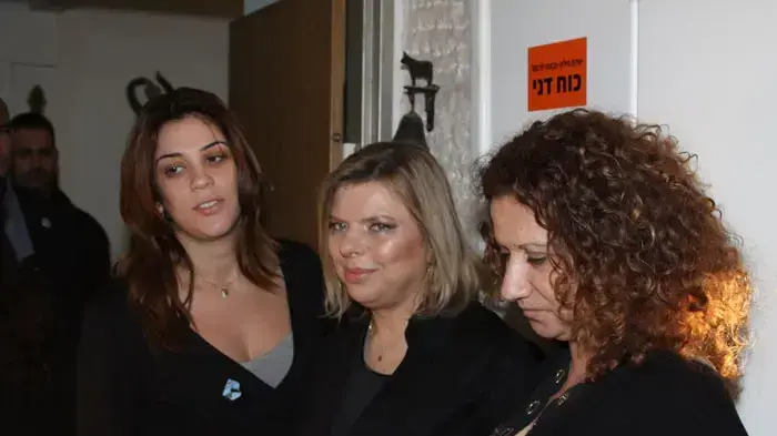 שרה נתניהו, אשת ראש הממשלה בביקור בביתו של דני חייט הכבאי שנהרג בשריפה בכרמל, דצמבר 2010
