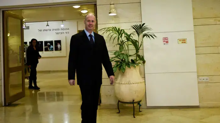 צחי הנגבי בהגשת התפטרותו מהכנסת, דצמבר 2010 צחי הנגבי בהגשת התפטרותו מהכנסת, דצמבר 2010