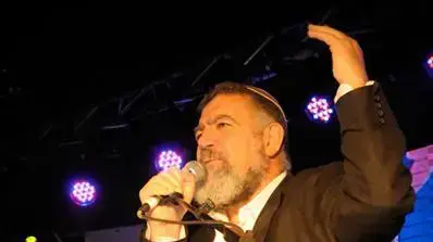 גרשון מסיקה בהפגנת ימין בכיכר ציון, ירושלים, תחת הסיסמא: "אומרים כן לבנייה ולא לויתורים", דצמבר 2010