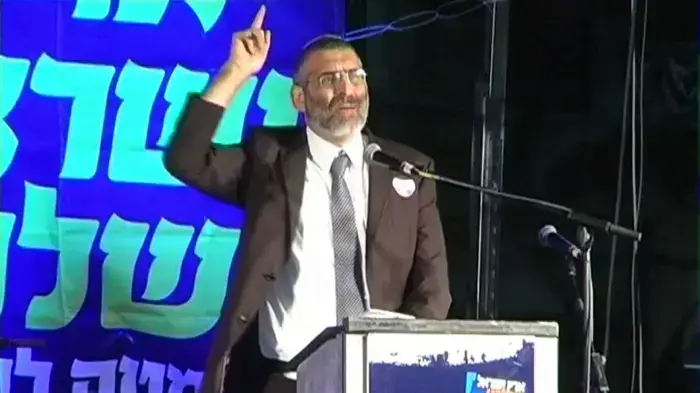הפגנה בי-ם:"מצדיעים לרבנים שלא מוכרים את ישראל