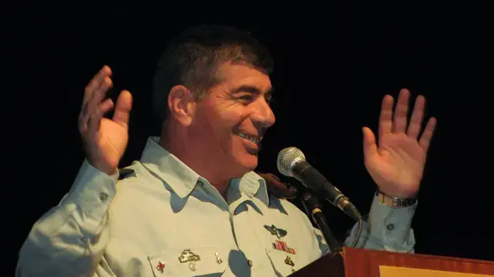 הרמטכ"ל גבי אשכנזי במפגש עם תלמידי בתי ספר תיכוניים בירושלים, דצמבר 2010