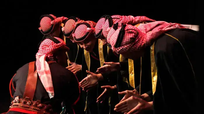 מופע מחול של להקת הפולקלור הבדואי במרכז התרבות המלכותי בעמאן, ירדן