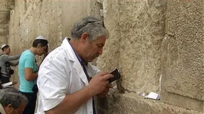 עובדי ביקור חולים צעדו לכותל: מתפללים להצלת ביה"ח