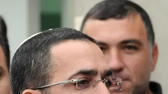 יוסי הררי בהלוויה של אבי כהן יוסי הררי בהלוויה של אבי כהן