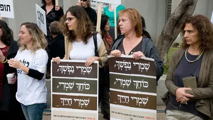 הפגנה של ארגוני נשים מחוץ להכרעת הדין של משה קצב, דצמבר 2010