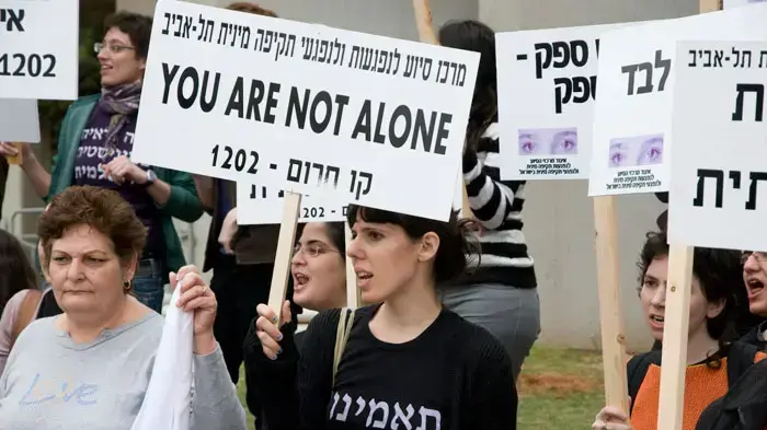 הפגנה של ארגוני נשים מחוץ להכרעת הדין של משה קצב, דצמבר 2010