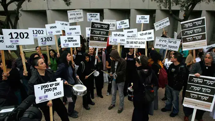 הפגנה של ארגוני נשים מחוץ להכרעת הדין של משה קצב, דצמבר 2010
