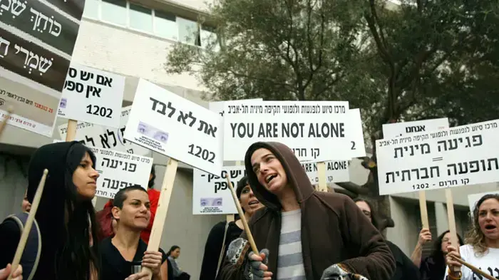 הפגנה של ארגוני נשים מחוץ להכרעת הדין של משה קצב, דצמבר 2010