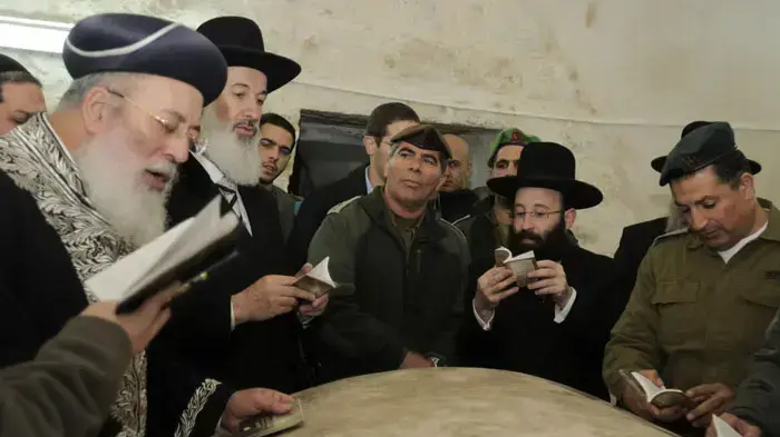 הרמטכ"ל רא"ל גבי אשכנזי בקבר יוסף בשכם, יחד עם הרבנים הראשיים לישראל, אלוף פיקוד מרכז, הרב הצבאי הראשי ורב הכותל