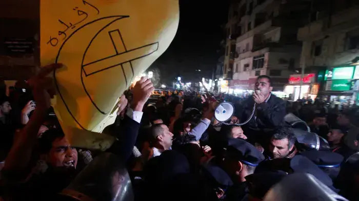 מצרים מוסלמים ונוצרים מפגינים יחד בקהיר במחאה על הפיגוע בכנסייה הקופטית באלכסנדריה