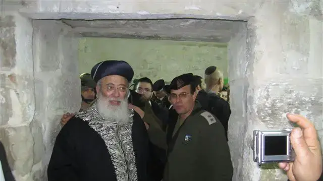 הרבנים הראשיים יונה מצגר ושלמה עמאר, עם הרמטכ"ל גבי אשכנזי ורב הכותל ומקומות הקדושים, הרב שמואל רבינוביץ' בטקס לציון השלמת השיפוץ בקבר רחל בשכם, ינואר 2011