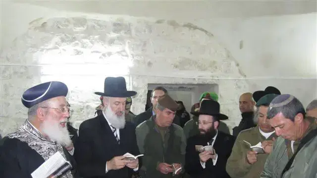 הרבנים הראשיים יונה מצגר ושלמה עמאר, עם הרמטכ"ל גבי אשכנזי ורב הכותל ומקומות הקדושים, הרב שמואל רבינוביץ' בטקס לציון השלמת השיפוץ בקבר רחל בשכם, ינואר 2011 הרבנים הראשיים יונה מצגר ושלמה עמאר, עם הרמטכ"ל גבי אשכנזי ורב הכותל ומקומות הקדושים, הרב שמואל רבינוביץ' בטקס לציון השלמת השיפוץ בקבר רחל בשכם, ינואר 2011