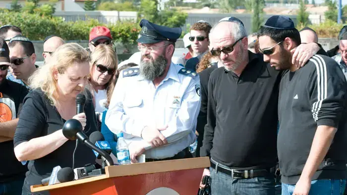 אזכרה של טופז אבן חן שנהרגה באסון האוטובוס בשריפה בכרמל, ינואר 2011 אזכרה של טופז אבן חן שנהרגה באסון האוטובוס בשריפה בכרמל, ינואר 2011