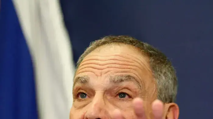 איתן ששינסקי במסיבת עיתונאים של ועדת ששינסקי בנושא משאבי הנפט והגז של ישראל, ינואר 2011