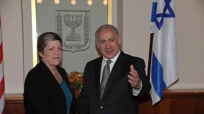 ראש הממשלה בנימין נתניהו בפגישה עם מזכירת המחלקה לביטחון המולדת בארצות הברית, ג'נט נפוליטנו, ינואר 2011 ראש הממשלה בנימין נתניהו בפגישה עם מזכירת המחלקה לביטחון המולדת בארצות הברית, ג'נט נפוליטנו, ינואר 2011