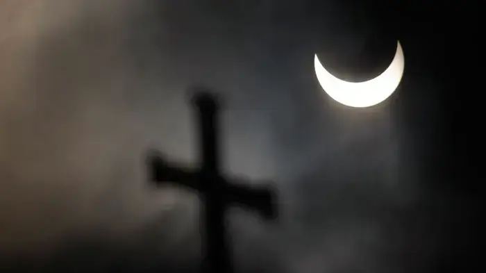 הקתדרלה בסופיה בירת בולגריה, על רקע ליקוי החמה