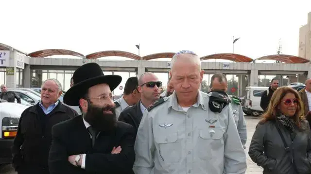 הרמטכ"ל הנבחר יואב גלנט בביקור בכותל המערבי בירושלים, ינואר 2011