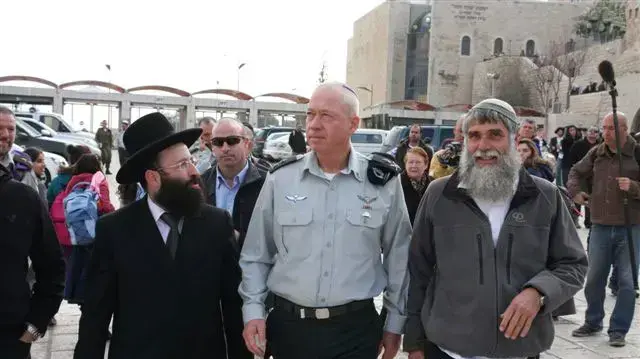הרמטכ"ל הנבחר יואב גלנט בביקור בכותל המערבי בירושלים, ינואר 2011