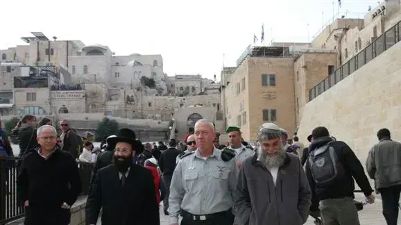 הרמטכ"ל הנבחר יואב גלנט בביקור בכותל המערבי בירושלים, ינואר 2011