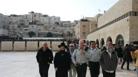 הרמטכ"ל הנבחר יואב גלנט בביקור בכותל המערבי בירושלים, ינואר 2011