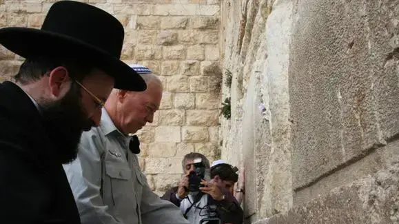 הרמטכ"ל הנבחר יואב גלנט בביקור בכותל המערבי בירושלים, ינואר 2011