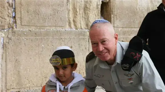 הרמטכ"ל הנבחר יואב גלנט בביקור בכותל המערבי בירושלים, ינואר 2011
