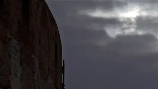 ליקוי החמה נראה על רקע הקולוסיאום ברומא