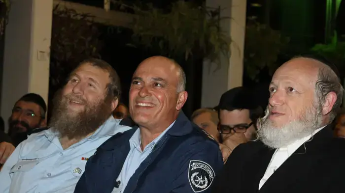 מפקד זק"א צפון, אנשיל פרידמן ויהודה נשי זהב בהשקת טרקטרוני כיבוי של זק"א לזכרם של הנספים בכרמל, ינואר 2011 מפקד זק"א צפון, אנשיל פרידמן ויהודה נשי זהב בהשקת טרקטרוני כיבוי של זק"א לזכרם של הנספים בכרמל, ינואר 2011