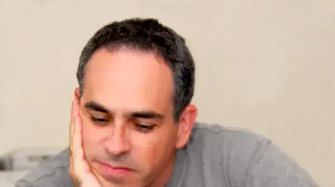 הורה גולש עם ילדו באינטרנט