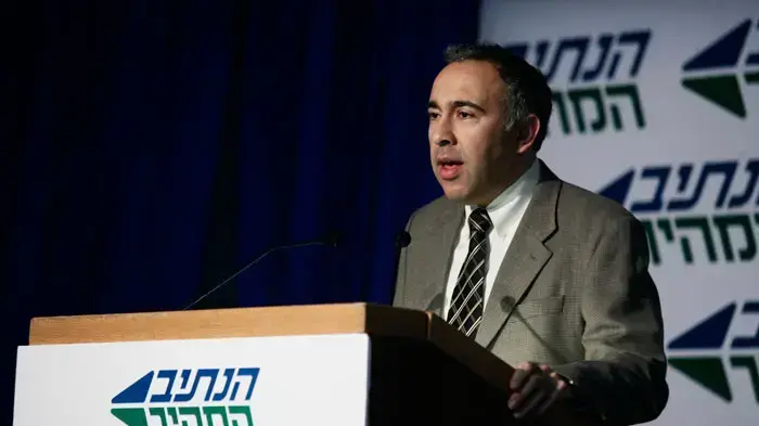אייל גבאי, מנכ"ל משרד ראש הממשלה בטקס הפתיחה לנתיב המהיר, ינואר 2011