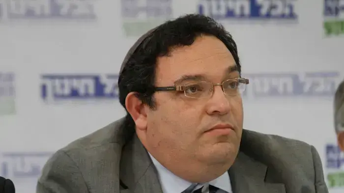 הרב שי פירון במסיבת עיתונאים של תנועת הכול חינוך, ינואר 2011 הרב שי פירון במסיבת עיתונאים של תנועת הכול חינוך, ינואר 2011
