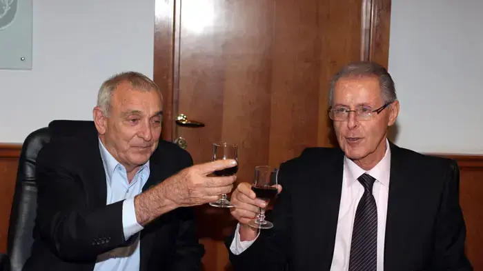 השר לבטחון פנים יצחק אהרונוביץ' יחד עם מנכ"ל המשרד החדש- יעקב גנות, ינואר 2011 השר לבטחון פנים יצחק אהרונוביץ' יחד עם מנכ"ל המשרד החדש- יעקב גנות, ינואר 2011