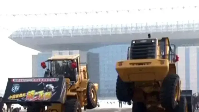 ריקוד הדחפורים: בולדוזרים רוקדים ברייקדנס