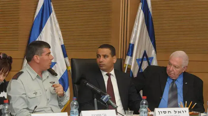 הרמטכ"ל גבי אשכנזי, חבר הכנסת יואל חסון ומבקר המדינה מיכה לינדנשטראוס בועדה לביקורת המדינה, ינואר 2011
